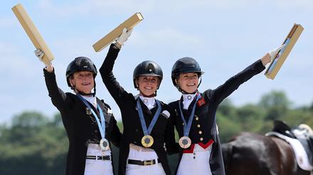 Jessica von Bredow-Werndl (Mi.) gewann Gold vor Rekordhalterin Isabell Werth (li.) und der Britin Charlotte Fry.