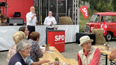 Ministerpräsident Dietmar Woidke SPD beim Wahlkampf der SPD in Schwedt SPD-Landtagskandidat Michael Witt 