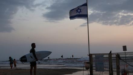 Die Menschen in Tel Aviv versuchen weiter ihrem Alltag nachzugehen.