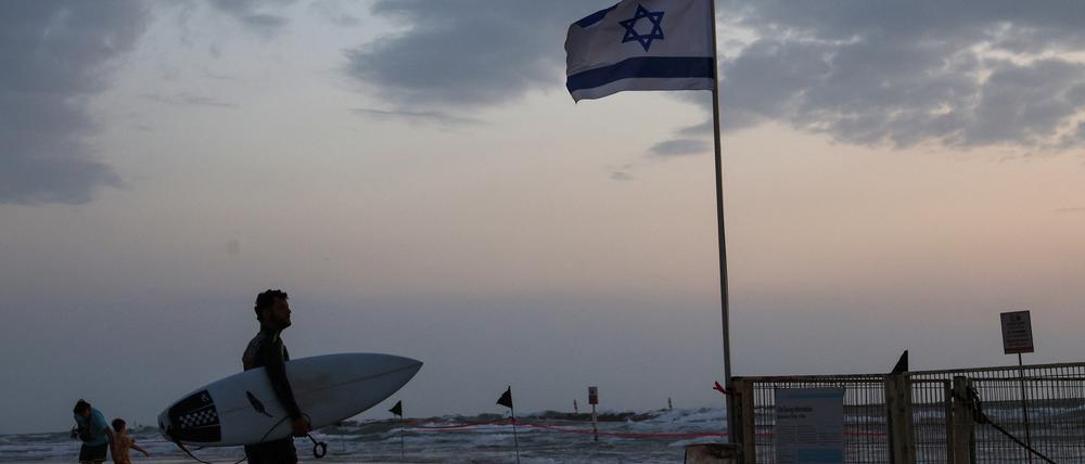 Die Menschen in Tel Aviv versuchen weiter ihrem Alltag nachzugehen.