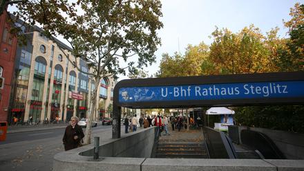 Einkaufscenter "Das Schloss" am U-Bahnhof Rathaus Steglitz in Berlin-Steglitz. Foto: Thilo Rückeis