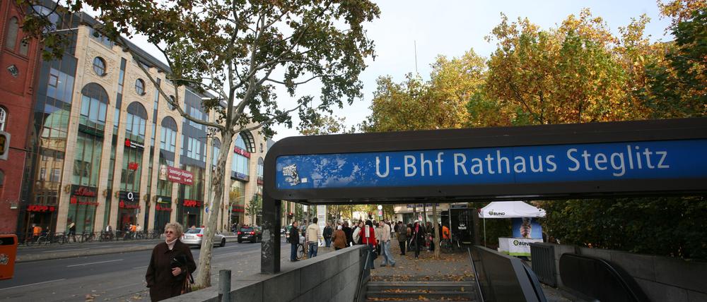Einkaufscenter "Das Schloss" am U-Bahnhof Rathaus Steglitz in Berlin-Steglitz. Foto: Thilo Rückeis