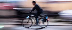 Fahrradfahrer in Berlin. / Cyclists in Berlin. Cyclists in Berlin *** Cyclists in Berlin Cyclists in Berlin s_p20221110-165313.jpg 