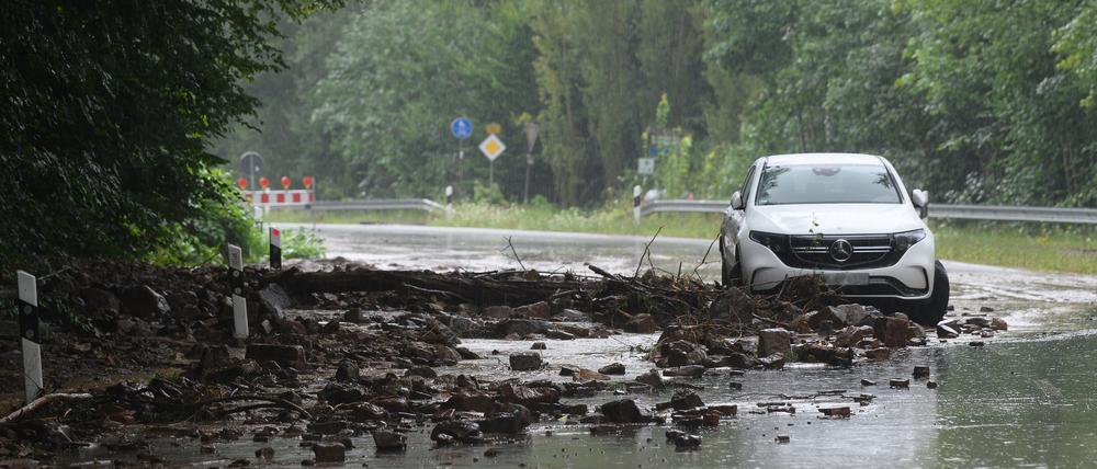 Ein Auto steht neben Geröll auf der Bundesstraße 80 bei Hann. Münden.