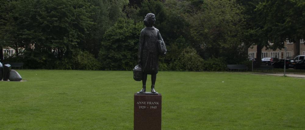 Das Bildnis steht vor dem früheren Wohnhaus der Familie Frank im Süden der niederländischen Hauptstadt (Archivbild).