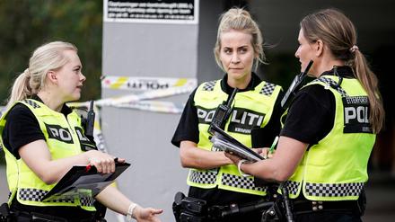 Polizistinnen stehen in der norwegischen Hauptstadt Oslo an einem Tatort (Symbolbild).