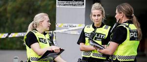 Polizistinnen stehen in der norwegischen Hauptstadt Oslo an einem Tatort (Symbolbild).