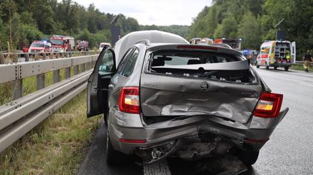 Mehrere Fahrzeuge sind in einen Massenunfall auf der Autobahn 4 bei Chemnitz verwickelt.