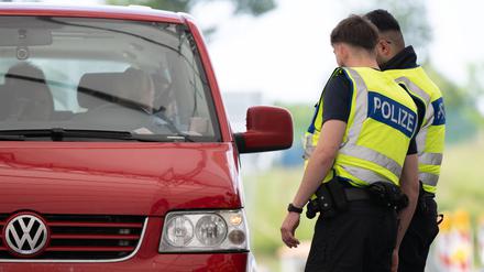 Bundespolizisten stehen bei Grenzkontrollen auf dem Rastplatz ·Am Heideholz· an der Autobahn 17 nahe der deutsch-tschechischen Grenze an einem Kleinbus. 