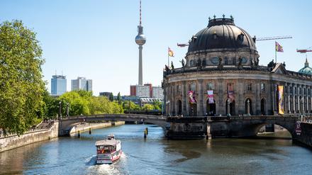  Ein Schiff fährt an einem sonnigen Tag auf der Spree an der Museumsinsel