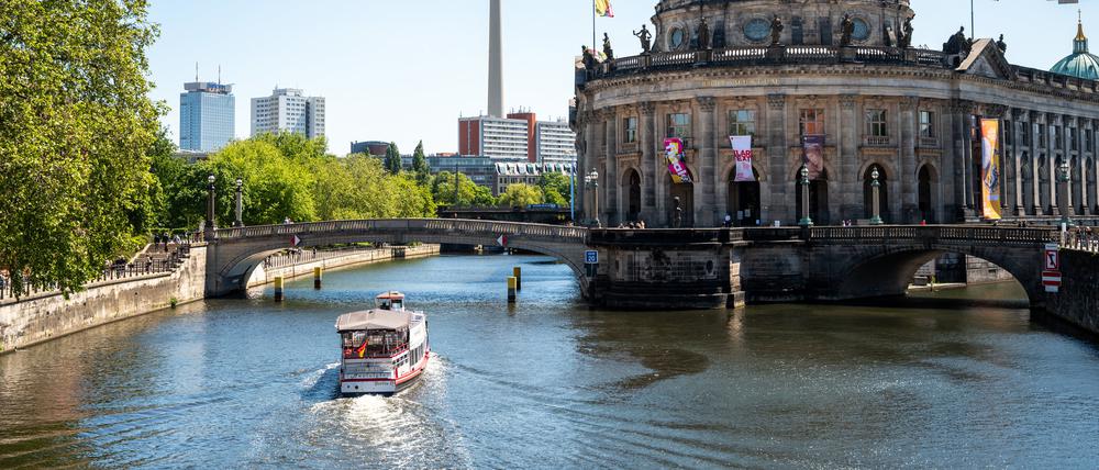  Ein Schiff fährt an einem sonnigen Tag auf der Spree an der Museumsinsel