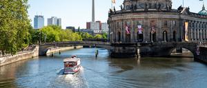  Ein Schiff fährt an einem sonnigen Tag auf der Spree an der Museumsinsel