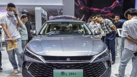 Besucher besichtigen BYD-Fahrzeuge auf der Nanning International Automobile Exhibition. 