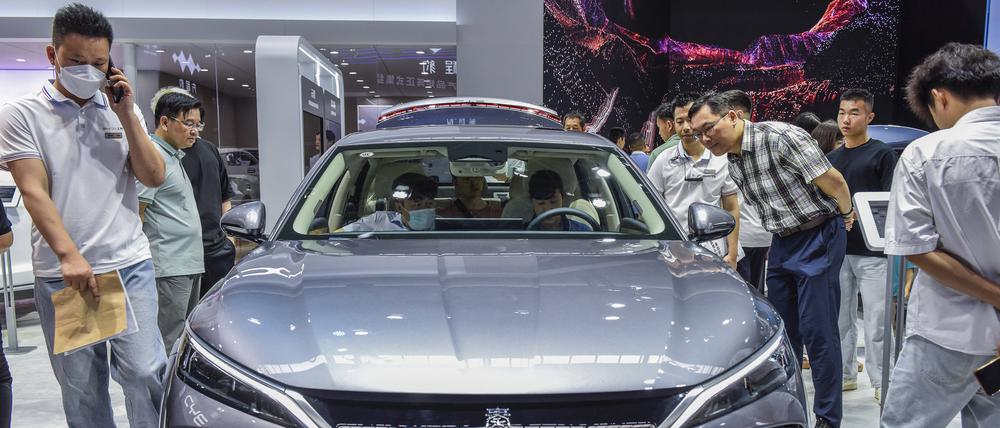 Besucher besichtigen BYD-Fahrzeuge auf der Nanning International Automobile Exhibition.