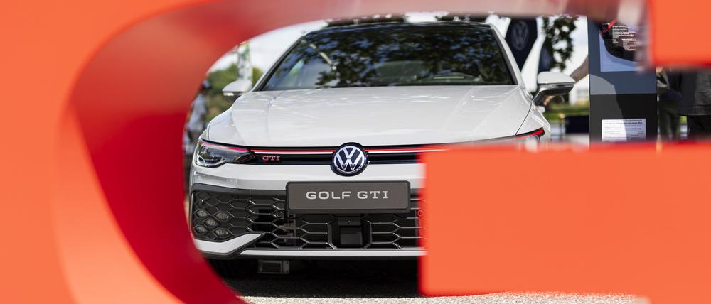 Ein Volkswagen Golf GTI beim GTI Fanfest 2024 an der Volkswagen Arena.