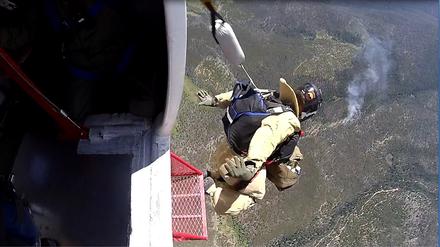 Smokejumper Todd Jinkins, der mit dem Fallschirm in Waldbrandgebieten landet, um die Ausweitung von Feuern zu verhindern.