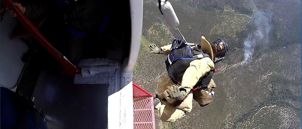 Smokejumper Todd Jinkins, der mit dem Fallschirm in Waldbrandgebieten landet, um die Ausweitung von Feuern zu verhindern.