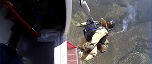 Smokejumper Todd Jinkins, der mit dem Fallschirm in Waldbrandgebieten landet, um die Ausweitung von Feuern zu verhindern.