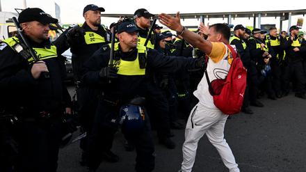 Polizisten drücken am 4. August einen Mann bei einer rechtsextremen Demonstration zurück.
