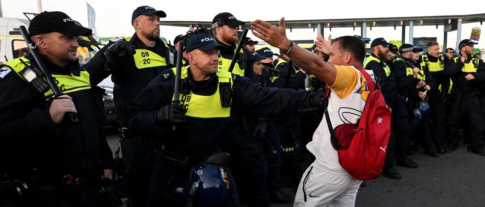 Polizisten drücken am 4. August einen Mann bei einer rechtsextremen Demonstration zurück.
