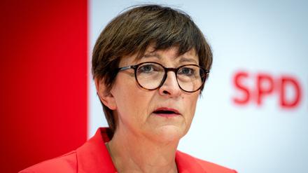 Saskia Esken, SPD-Parteivorsitzende, spricht nach der Sitzung von Präsidium und Parteivorstand während der anschließenden Pressekonferenz im Willy-Brandt-Haus. (Archivbild vom 1. Juli 204)