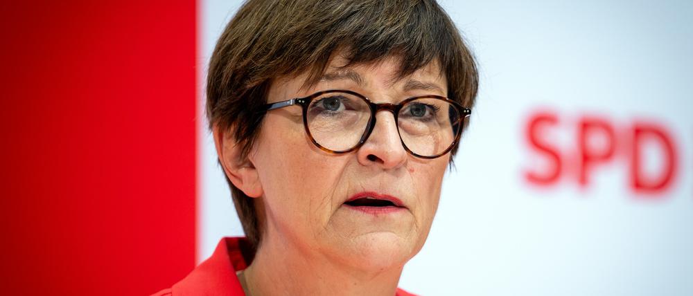 Saskia Esken, SPD-Parteivorsitzende, spricht nach der Sitzung von Präsidium und Parteivorstand während der anschließenden Pressekonferenz im Willy-Brandt-Haus. (Archivbild vom 1. Juli 204)