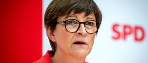 Saskia Esken, SPD-Parteivorsitzende, spricht nach der Sitzung von Präsidium und Parteivorstand während der anschließenden Pressekonferenz im Willy-Brandt-Haus. (Archivbild vom 1. Juli 204)