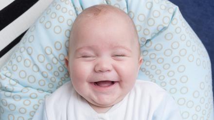 Sieben Monate alt und bester Dinge: ein lachendes Baby. 