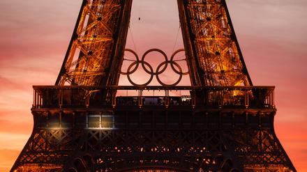 Sonnenuntergang am Eiffelturm, der anlässlich der Olympischen Sommerspiele mit den fünf Ringen geschmückt ist.