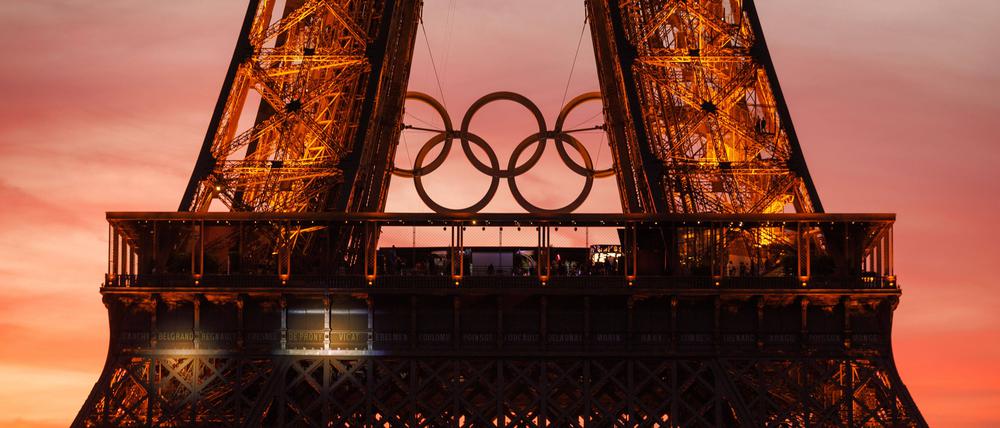 Sonnenuntergang am Eiffelturm, der anlässlich der Olympischen Sommerspiele mit den fünf Ringen geschmückt ist.