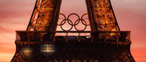The Sun sets over the Beach volleyball, Beachvolleyball arena in front of the Eiffel Tower during the Men s Preliminary Pase Pool B match of the Beach Volleyball. Paris 2024 Olympic Games, Olympische Spiele, Olympia, OS Day Nine, Paris, France - 04 Aug 2024 PUBLICATIONxINxGERxSUIxAUTxHUNxGRExMLTxCYPxROUxBULxUAExKSAxONLY Copyright: xRyanxBrowne/Shutterstockx 14616663mh