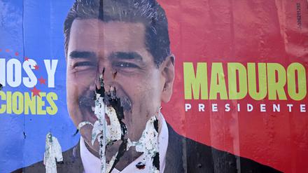 Ein angebranntes Wahlplakat von Nicolás Maduro.