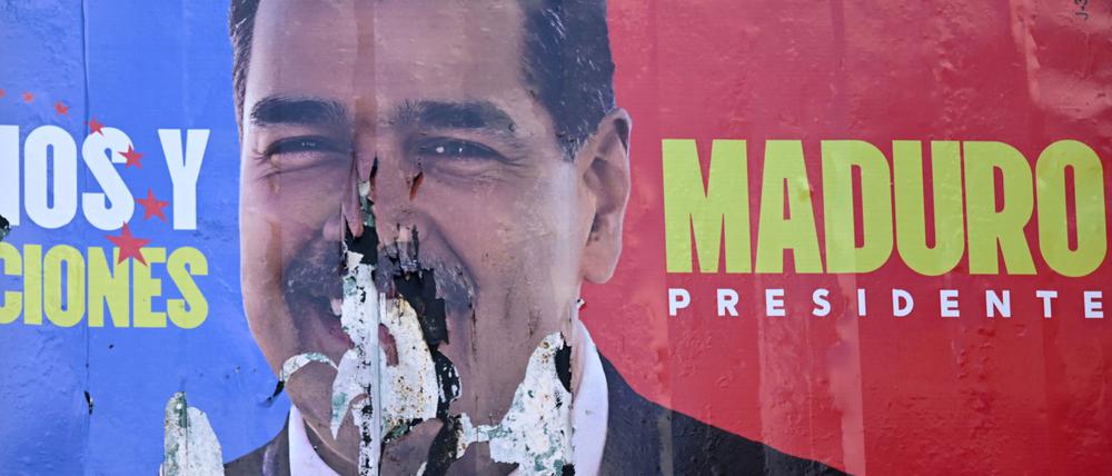 Ein angebranntes Wahlplakat von Nicolás Maduro.