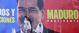 Ein angebranntes Wahlplakat von Nicolás Maduro.