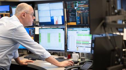 Händler verfolgen an der Börse in Frankfurt auf ihren Monitoren die Kursentwicklung.