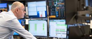 Händler verfolgen an der Börse in Frankfurt auf ihren Monitoren die Kursentwicklung. 