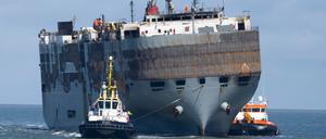 Schlepper ziehen den schwer beschädigten Autofrachter „Fremantle Highway“ im August nach Eemshaven.