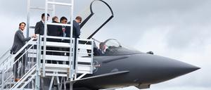 Besucher sitzen im Cockpit eines Europfighters in der Farnborough International Airshow, in Farnborough, Großbritannien, am 22. Juli 2024. 