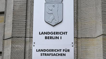 Drei Männer stehen nach einem Raubüberfall vor dem Berliner Landgericht.