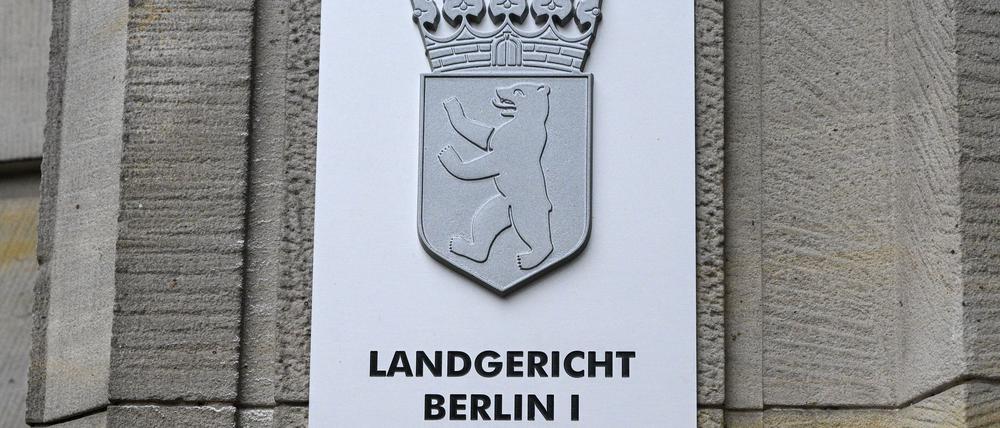 Drei Männer stehen nach einem Raubüberfall vor dem Berliner Landgericht.