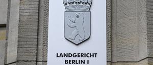 Drei Männer stehen nach einem Raubüberfall vor dem Berliner Landgericht.