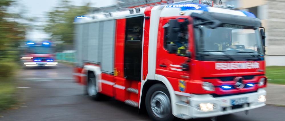 Ein Feuerwehrauto fährt mit Blaulicht zu einer Übung. (Symboldbild)