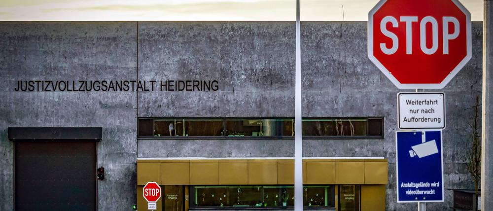 Ein Stoppschild und ein Hinweisschild zur Videoüberwachung stehen vor der Justizvollzuganstalt Heidering.