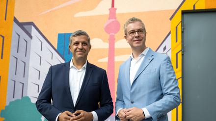Raed Saleh (l), SPD-Fraktionschef in Berlin, und Stefan Evers (CDU), Finanzsenator von Berlin, stehen bei einem Besuch vor einem Werkswohnungsprojekt der Berlinovo und Charité.