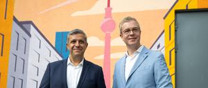 Raed Saleh (l), SPD-Fraktionschef in Berlin, und Stefan Evers (CDU), Finanzsenator von Berlin, stehen bei einem Besuch vor einem Werkswohnungsprojekt der Berlinovo und Charité. 