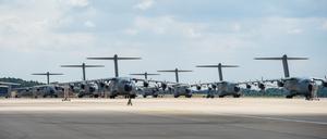 Transportflugzeuge vom Typ Airbus A400M Transportflugzeuge stehen auf dem Fliegerhorst Wunstorf. In Jordanien ist ebenfalls eine solche Maschine stationiert.