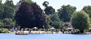 Im Stadtbad Babelsberg kommt  für Anne Robertshaw sofort Urlaubsfeeling auf, wenn sie im Strandkorb sitzt.