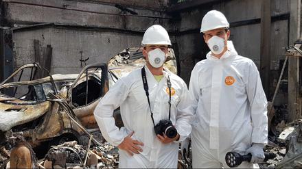 Marcel Zietz und Tobias Gnadke vom Brandkommissariat der Berliner Polizei ermitteln in einer ausgebrannten Autowerkstatt in Hohenschönhausen.