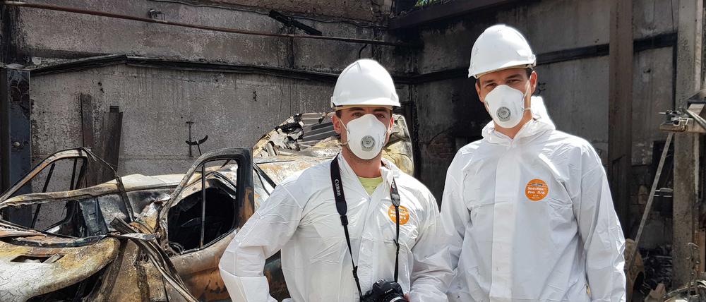 Marcel Zietz und Tobias Gnadke vom Brandkommissariat der Berliner Polizei ermitteln in einer ausgebrannten Autowerkstatt in Hohenschönhausen.