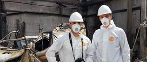 Marcel Zietz und Tobias Gnadke vom Brandkommissariat der Berliner Polizei ermitteln in einer ausgebrannten Autowerkstatt in Hohenschönhausen.